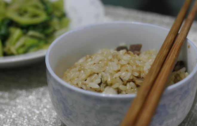 香菇咸肉糙米饭的做法