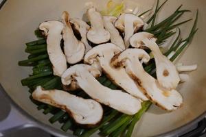 铸铁锅松茸葱油童子鸡的做法 步骤3