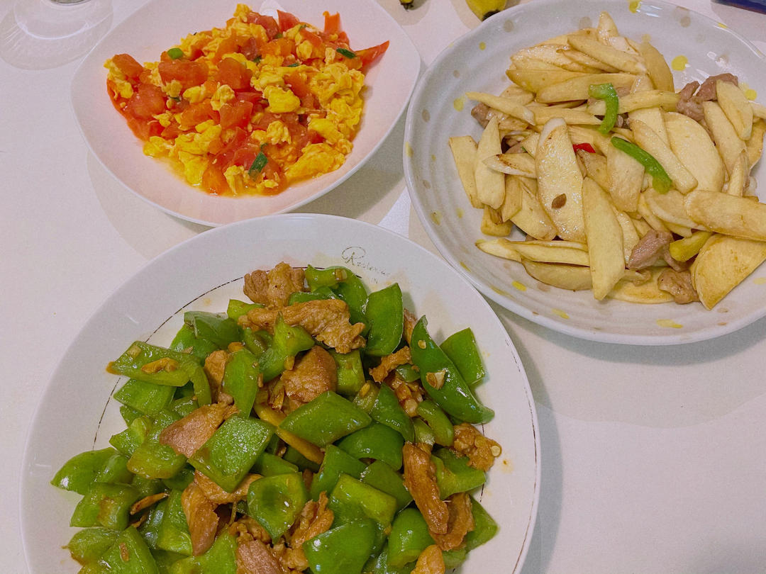 经典的家常菜，青椒炒肉丝，简单的食材也能做出如此美味