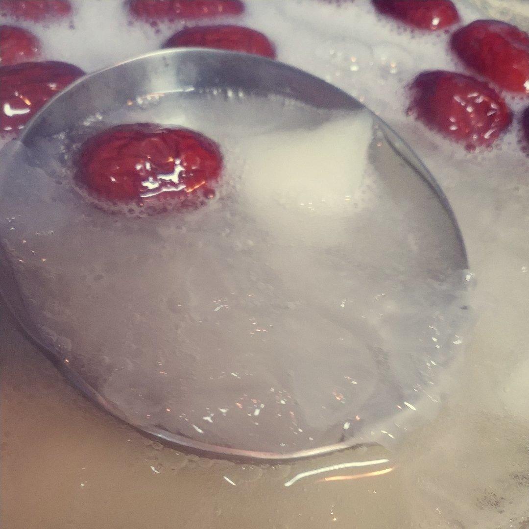 冰糖银耳红枣汤