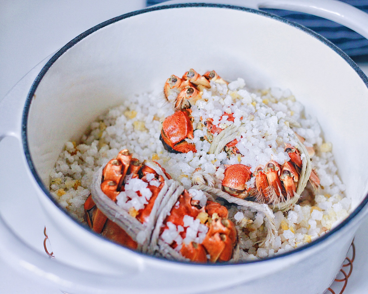 【盒马厨房】铸铁锅盐焗大闸蟹的做法