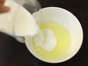蜂蜜桂花炖奶的做法 步骤3