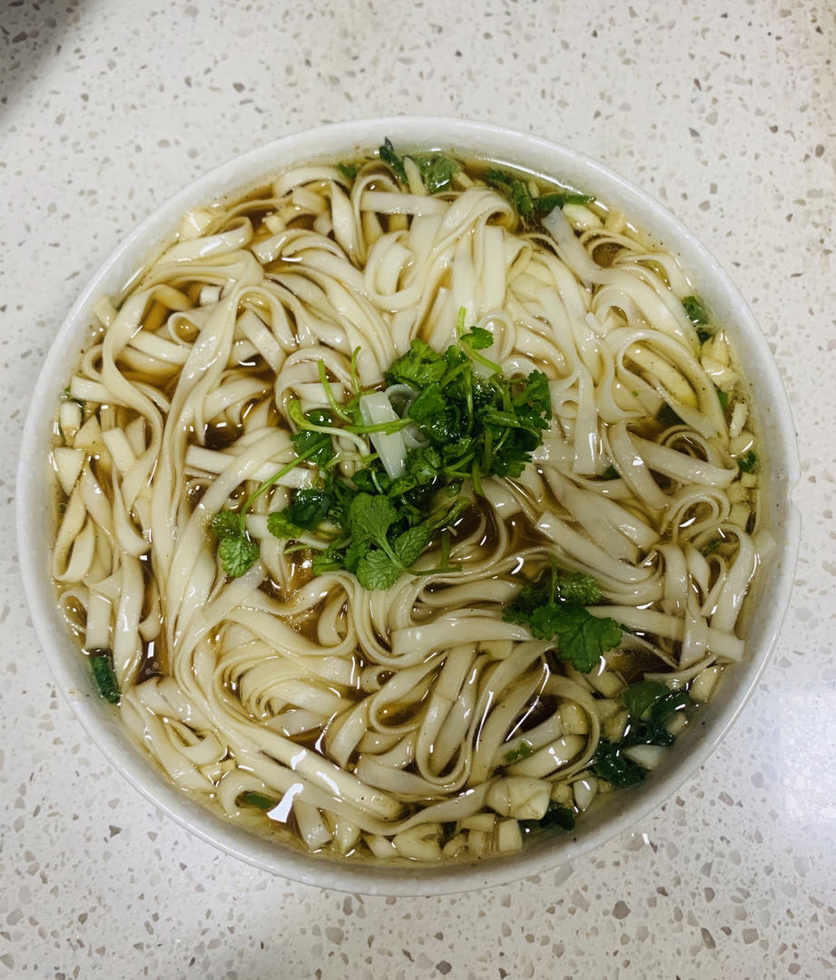 一碗清汤面 🍜 —— 秋日里的治愈系