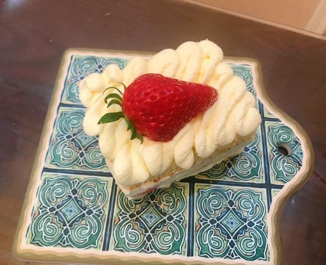 草莓奶油戚风蛋糕块