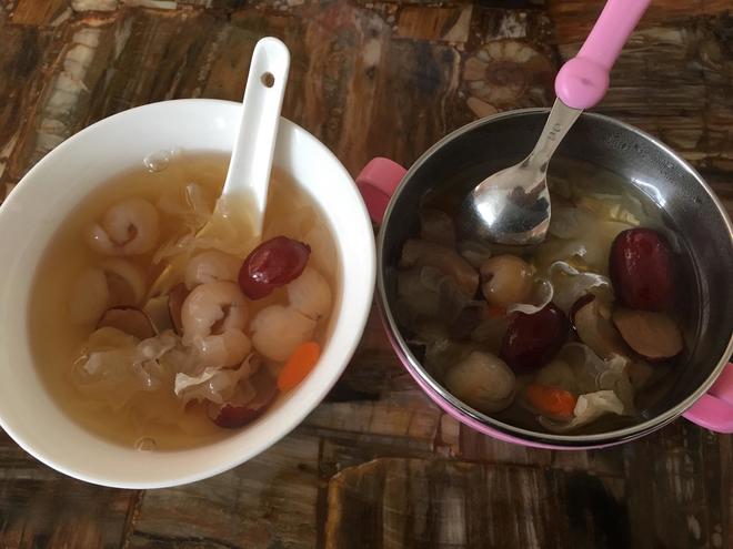 银耳红枣桂圆枸杞百合汤的做法