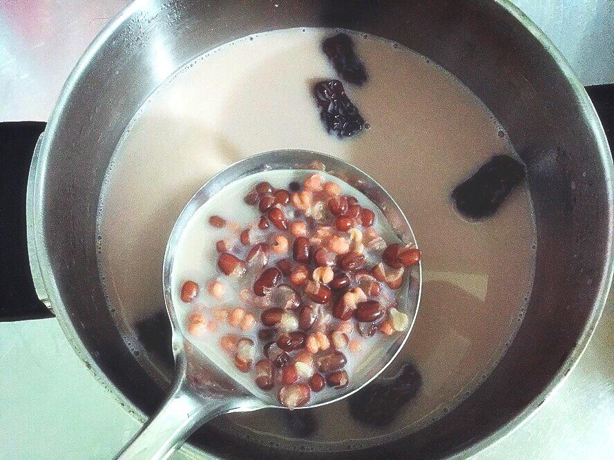 红枣红豆薏仁牛奶粥