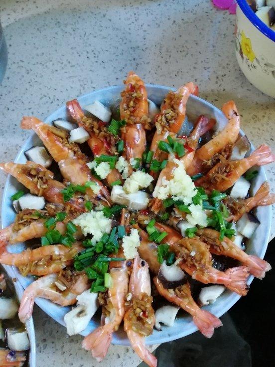 一笠烟雨a做的金针菇蒜蓉粉丝蒸虾仁