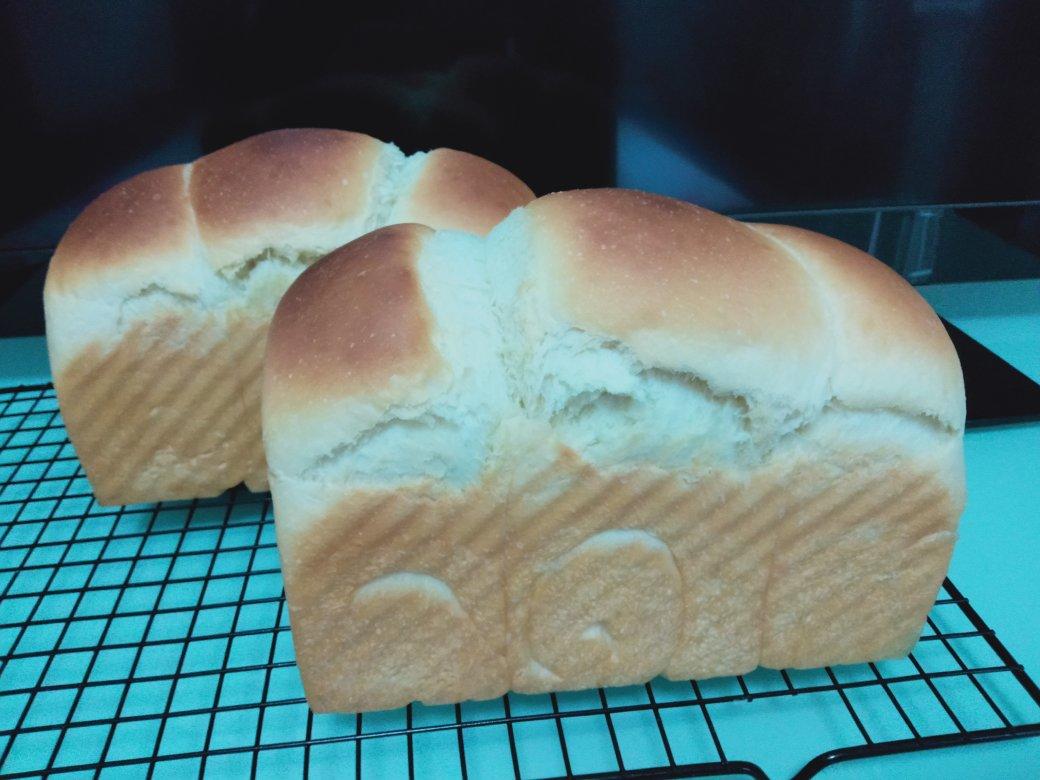 两条超级软的甜甜吐司