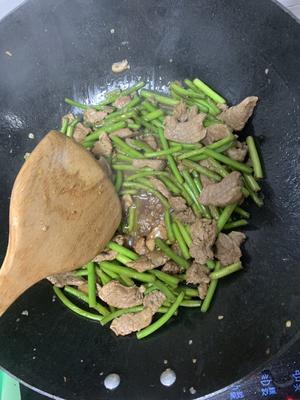 蒜苔炒肉简约版的做法 步骤3