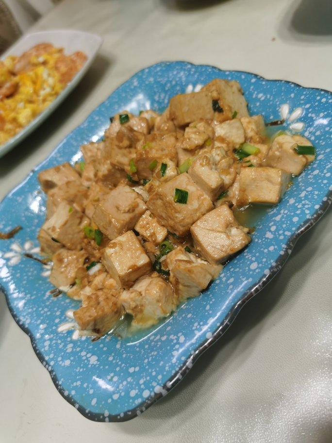 不放肉也超下饭的葱焖豆腐