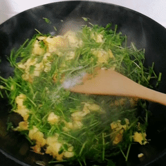 豌豆苗炒鸡蛋，这一口鲜~的做法 步骤9
