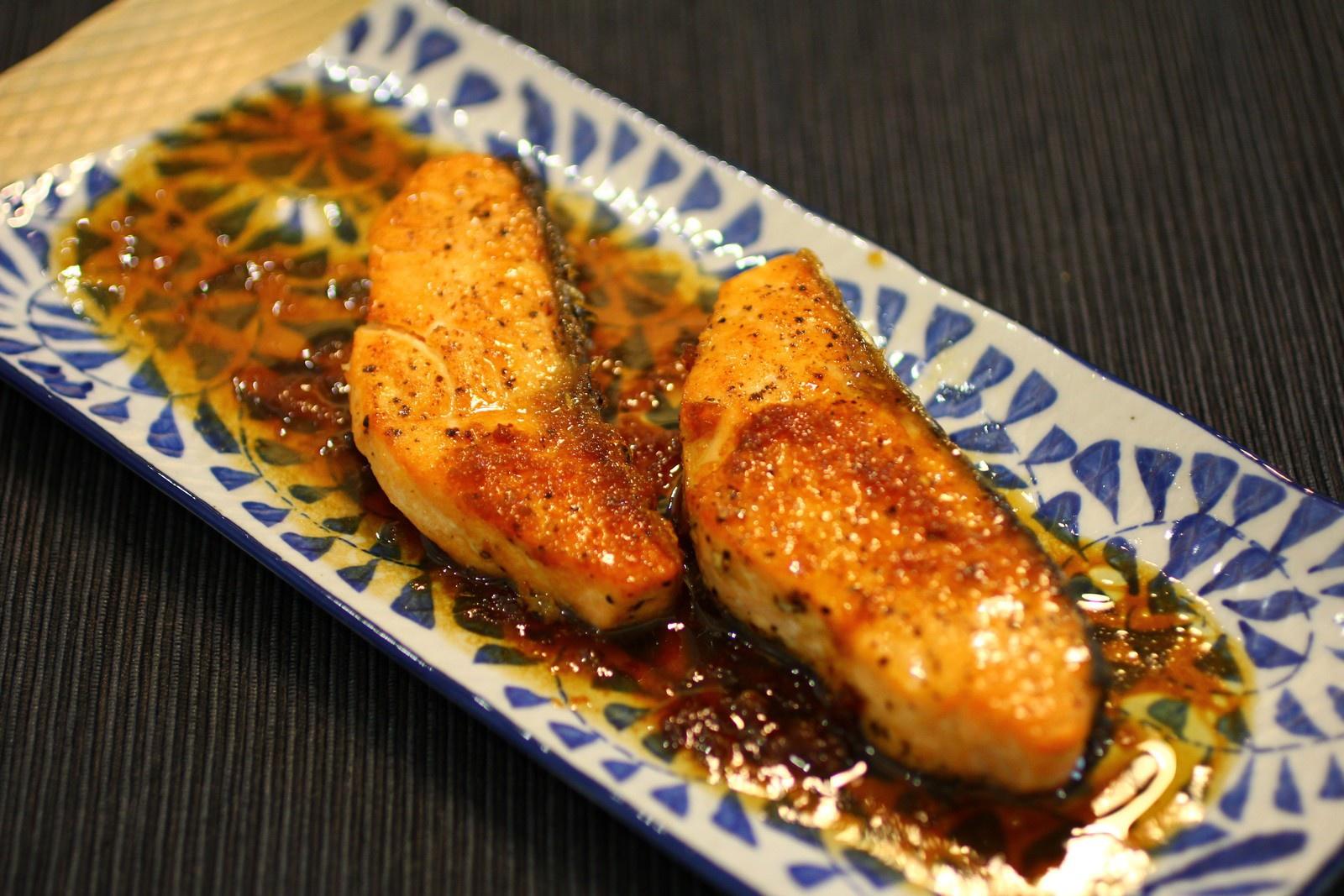 《昨日的美食》之煎鲑鱼排佐和风姜汁酱的做法