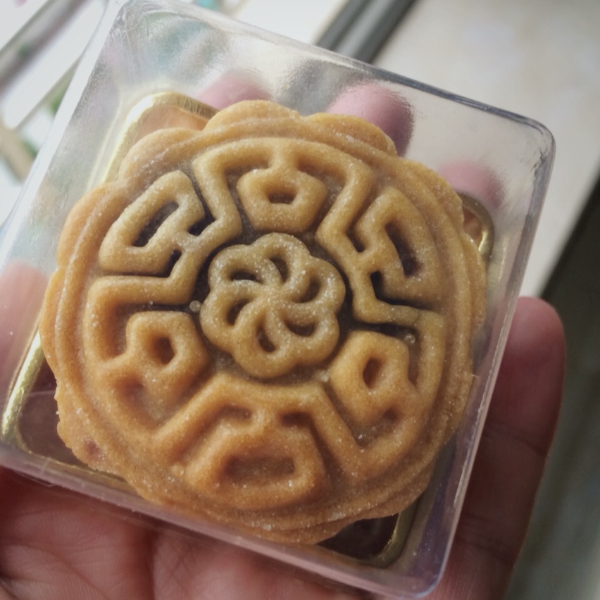 广式月饼—蛋黄芝麻月饼