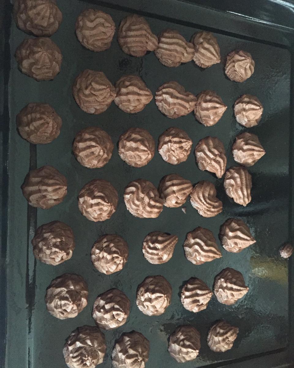 挤花毫无压力的巧克力曲奇