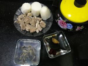 白萝卜蚝豉(蚝干)猪骨汤的做法 步骤3