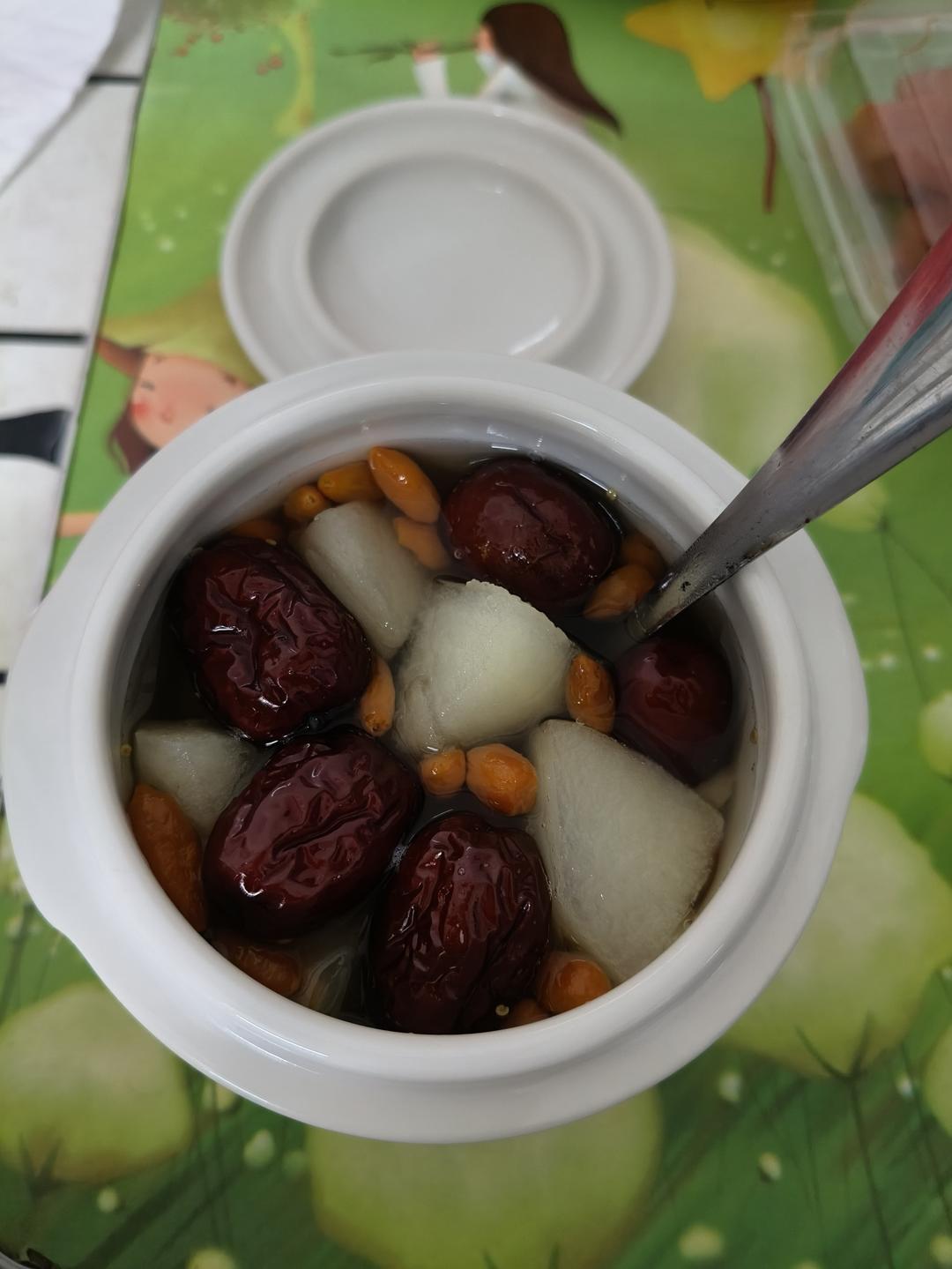 冰糖雪梨汤（清热降火，润肺止咳）