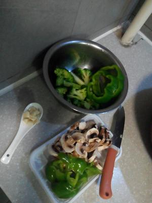 黑椒牛排，配炒杏鲍菇西兰花青椒及煎蛋，主食黄油土豆的做法 步骤2
