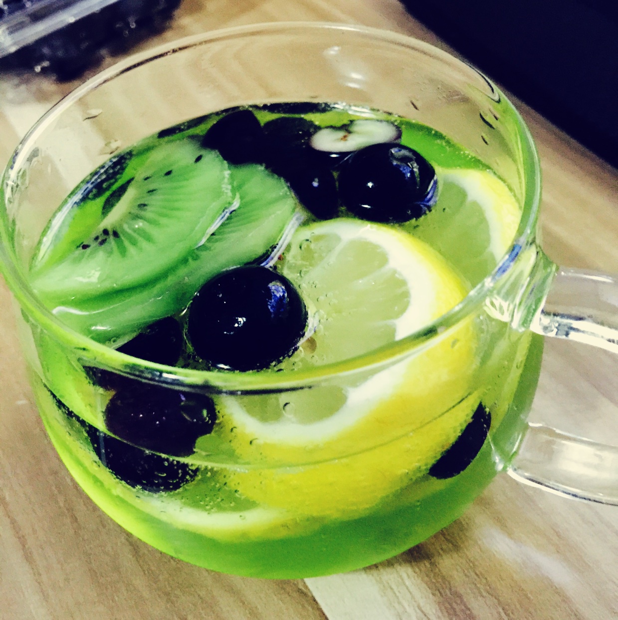 detox water 自制排毒养颜水 健康饮料 果蔬泡汁