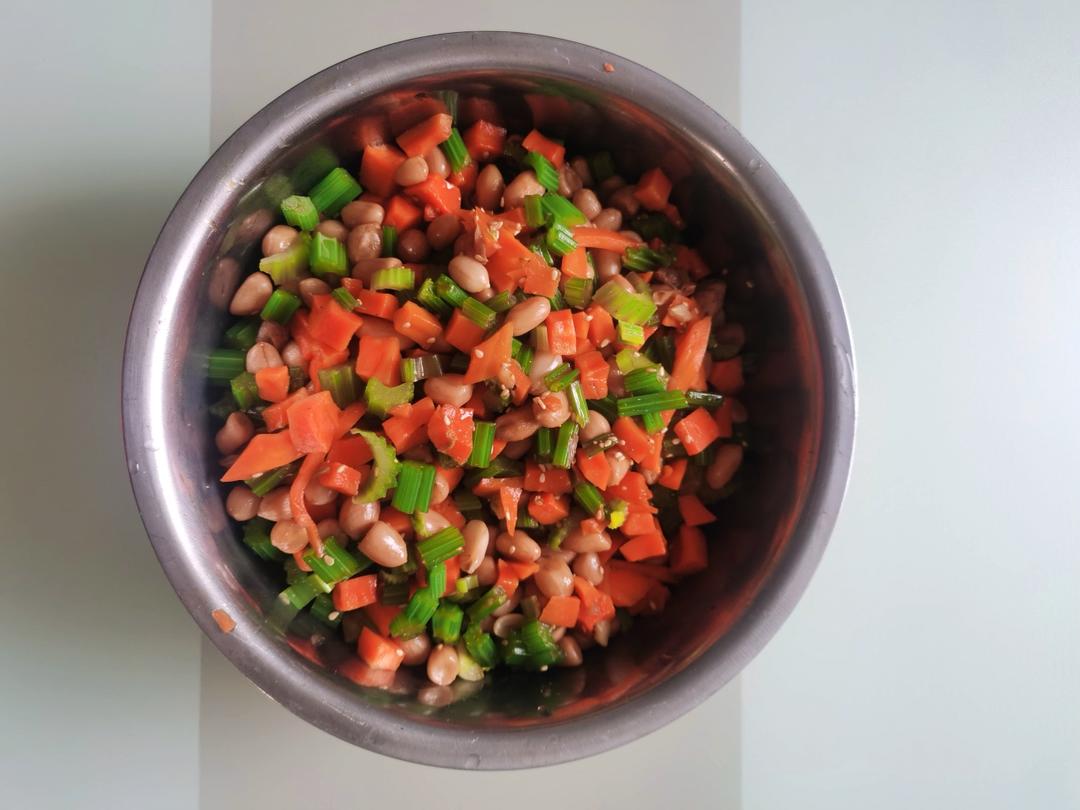 凉拌芹菜花生米胡萝卜