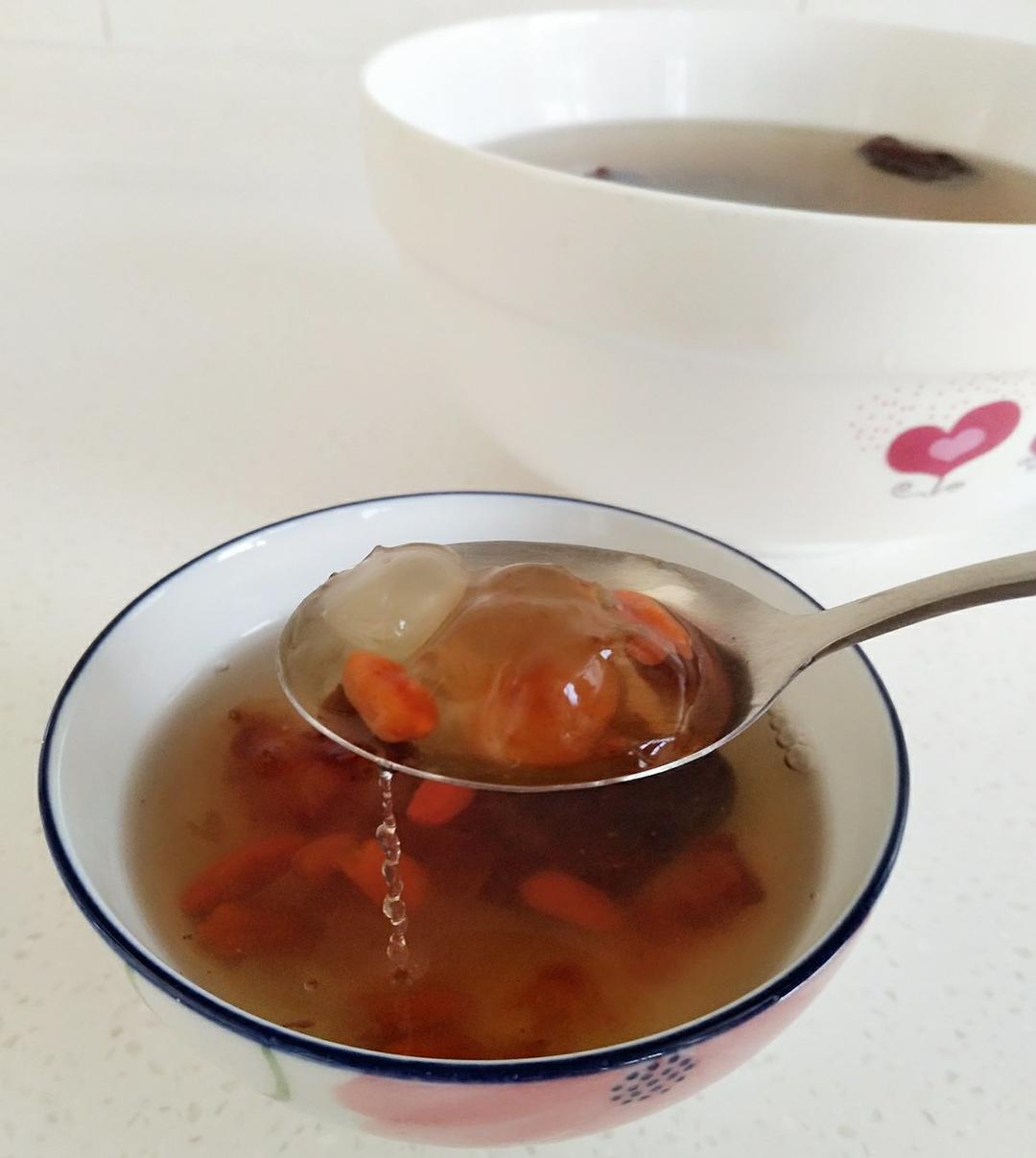 美容润肤 益气补血《桃胶皂角米百合银耳红枣羹》