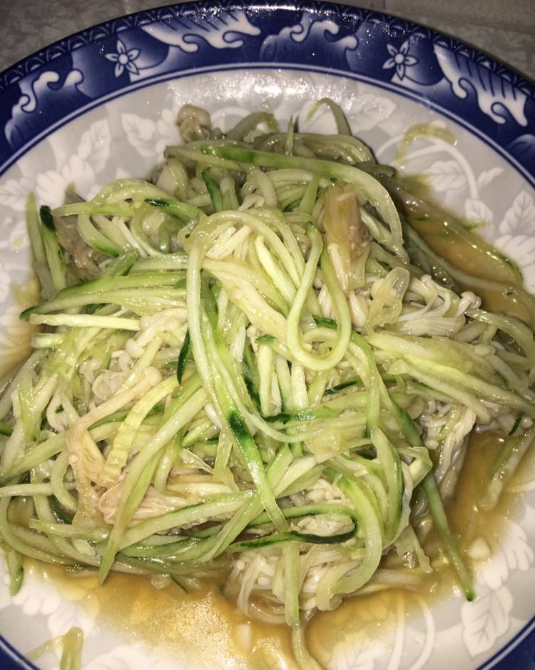 好吃的金针菇拌黄瓜