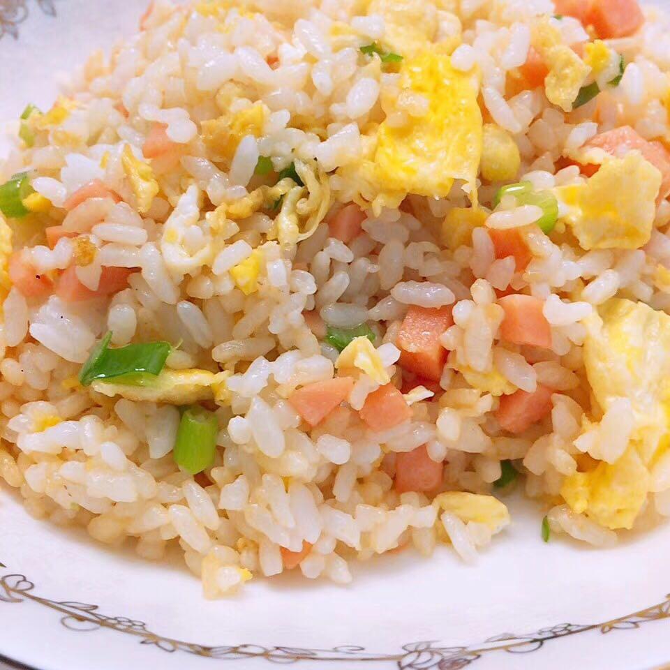 宋嬷嬷做的黄金火腿肠蛋炒饭