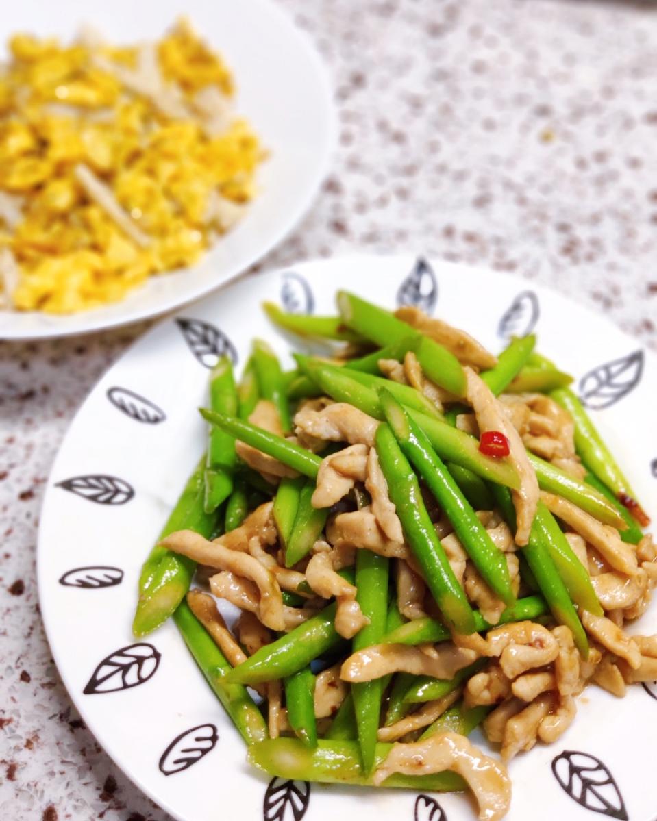 《昨日的美食》之中华风味盐炒芦笋鸡