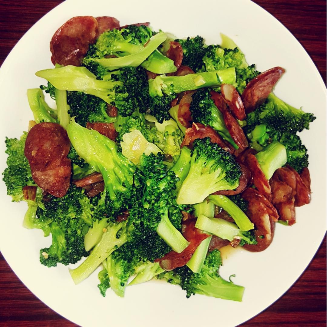 木色醇香做的腊肠炒西兰花