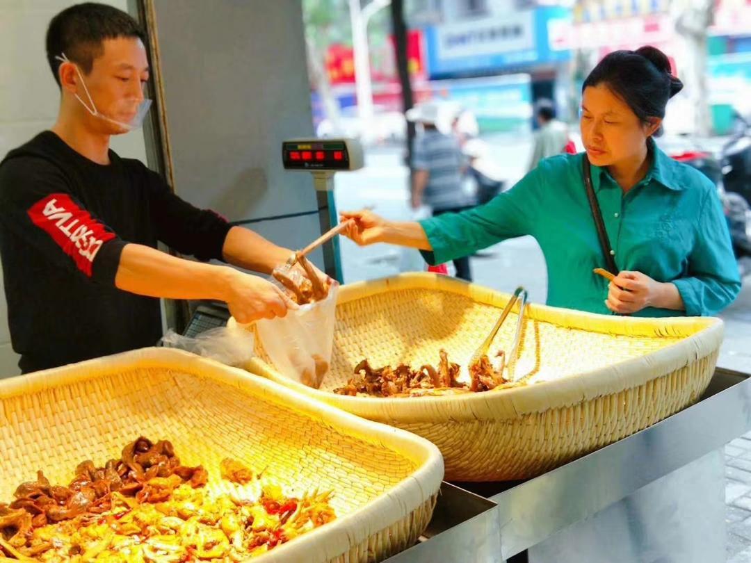 火爆的现捞卤菜