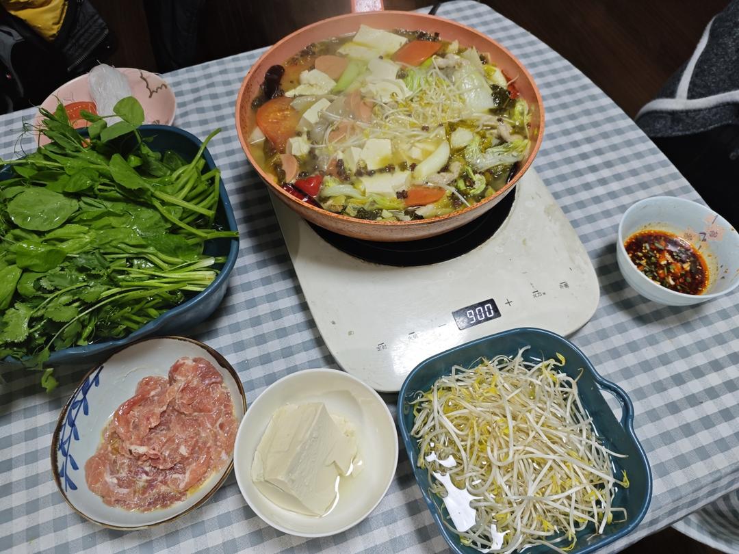 四川家庭版荤豆花儿火锅