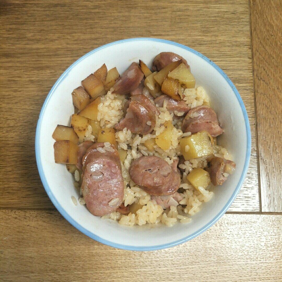 腊肠土豆胡萝卜闷饭。很好吃哟