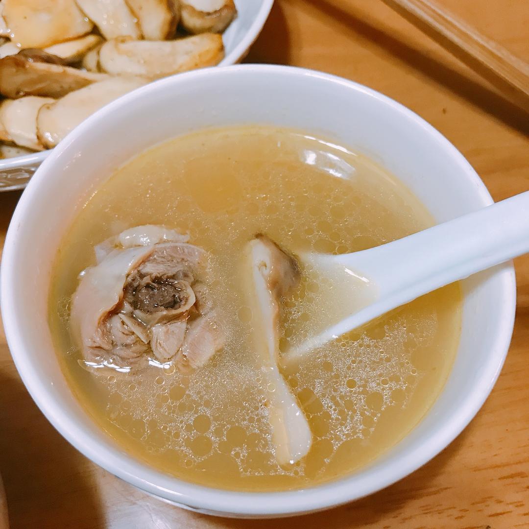 鲜松茸土鸡汤