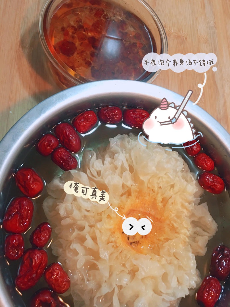 美容润肤 益气补血《桃胶皂角米百合银耳红枣羹》