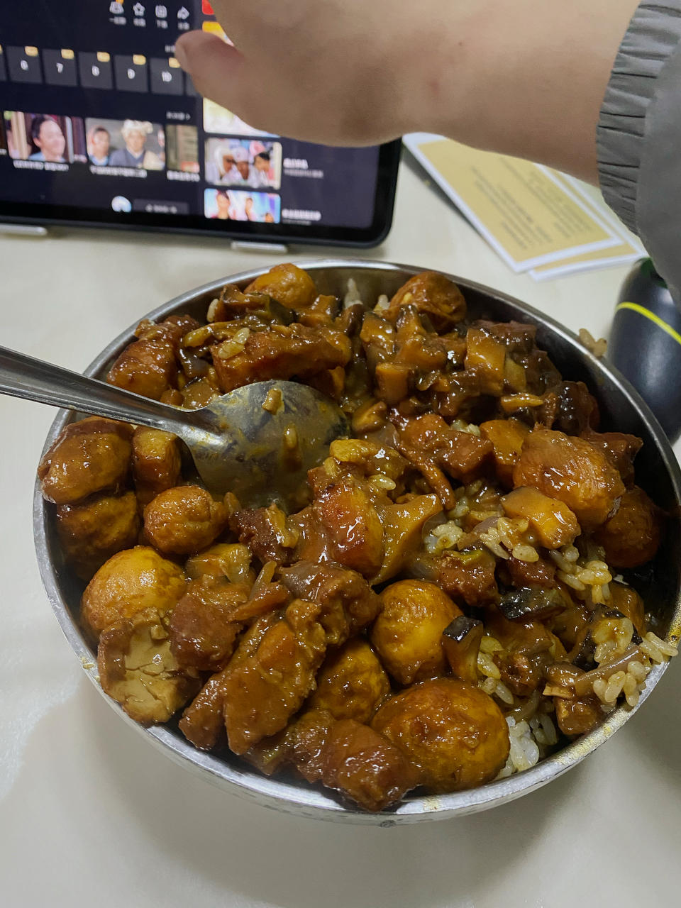 爆汁鹌鹑蛋卤肉饭