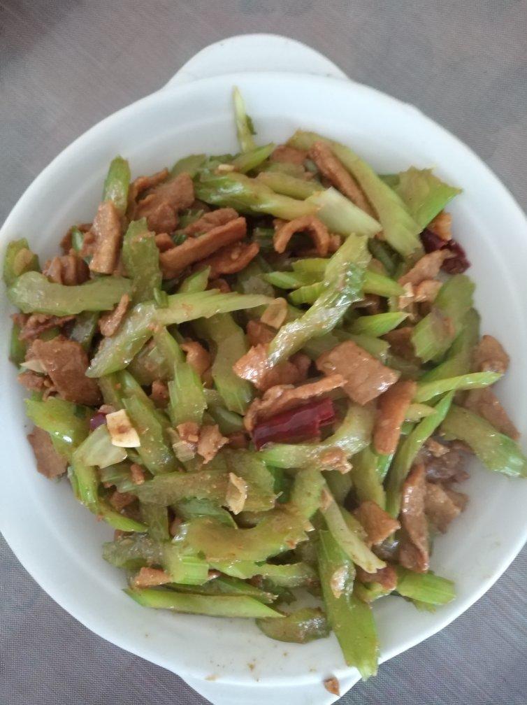 芹菜炒肉