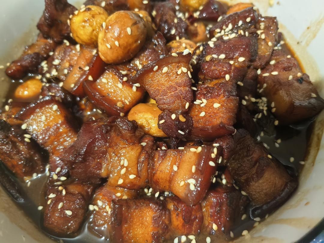 红烧肉炖鹌鹑蛋