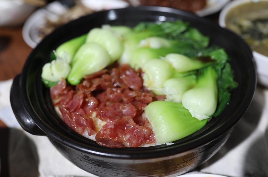 广式腊味煲仔饭