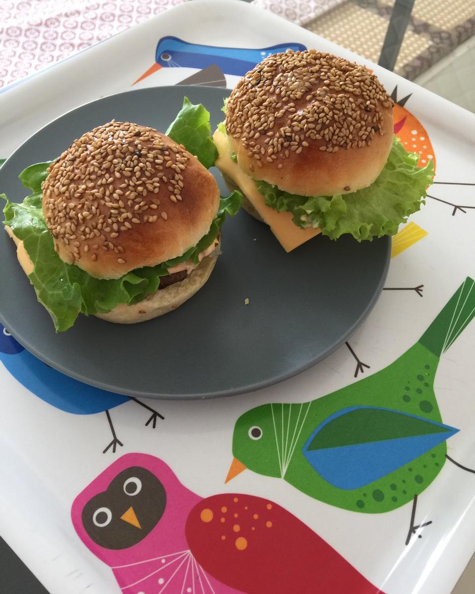 正宗的麦当劳双吉牛肉汉堡