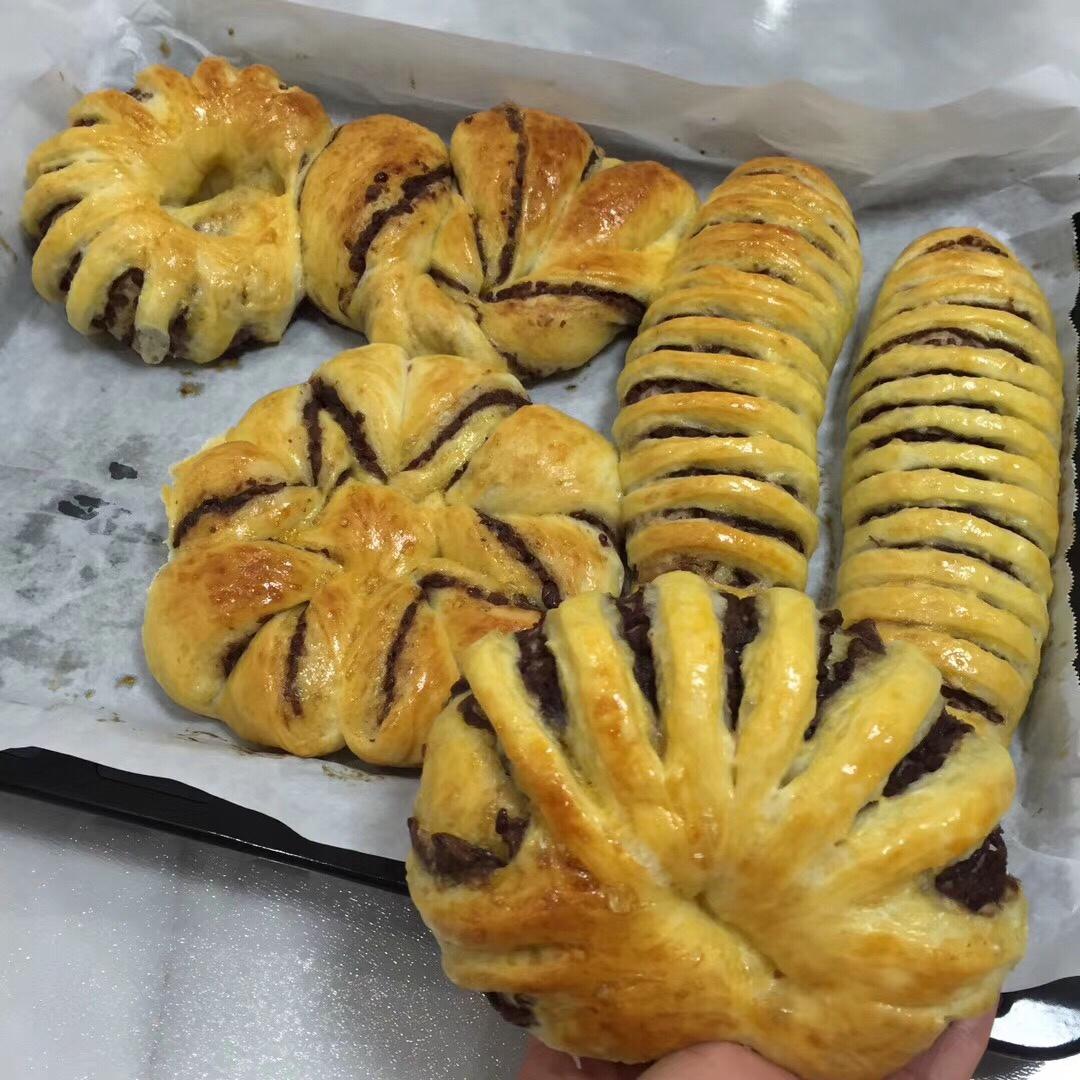 怡仪仪做的花式豆沙面包