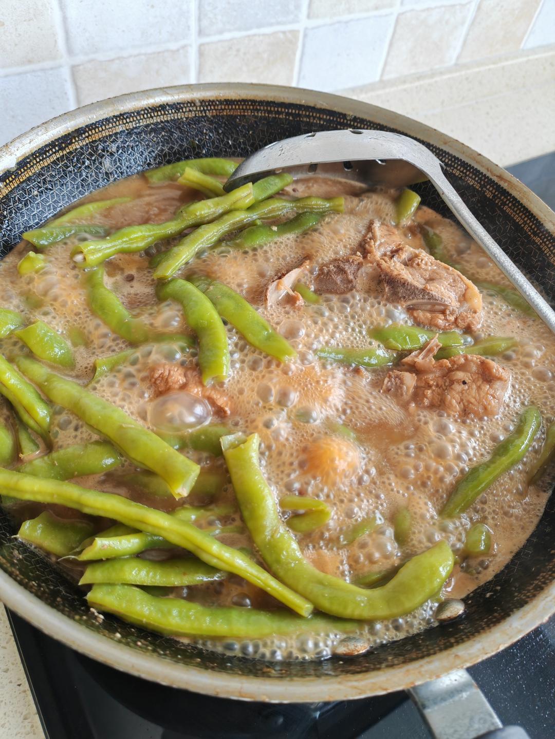 太好吃了吧！豆角排骨焖卷子