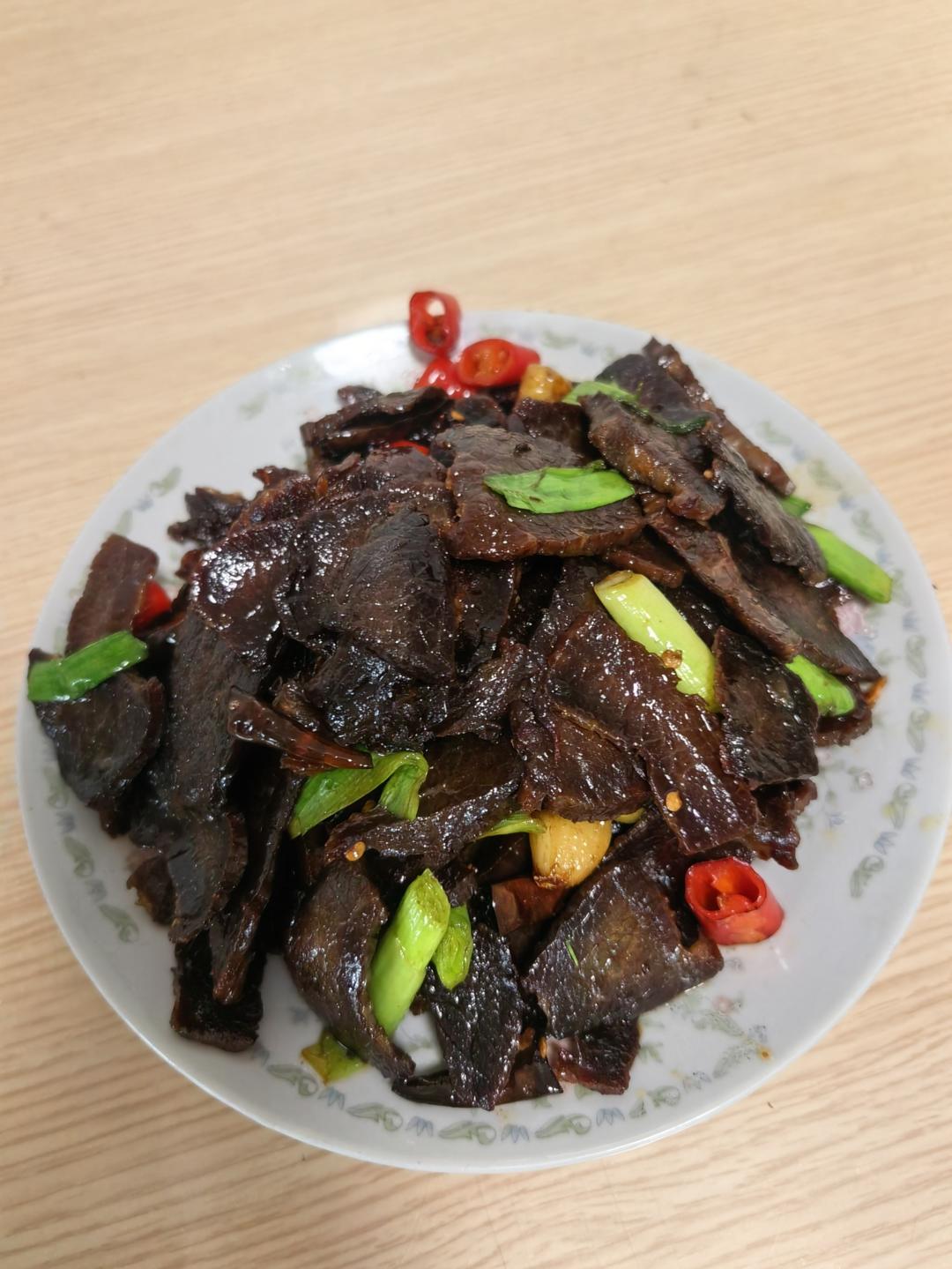 最好吃的下酒菜大蒜叶炒腊牛肉