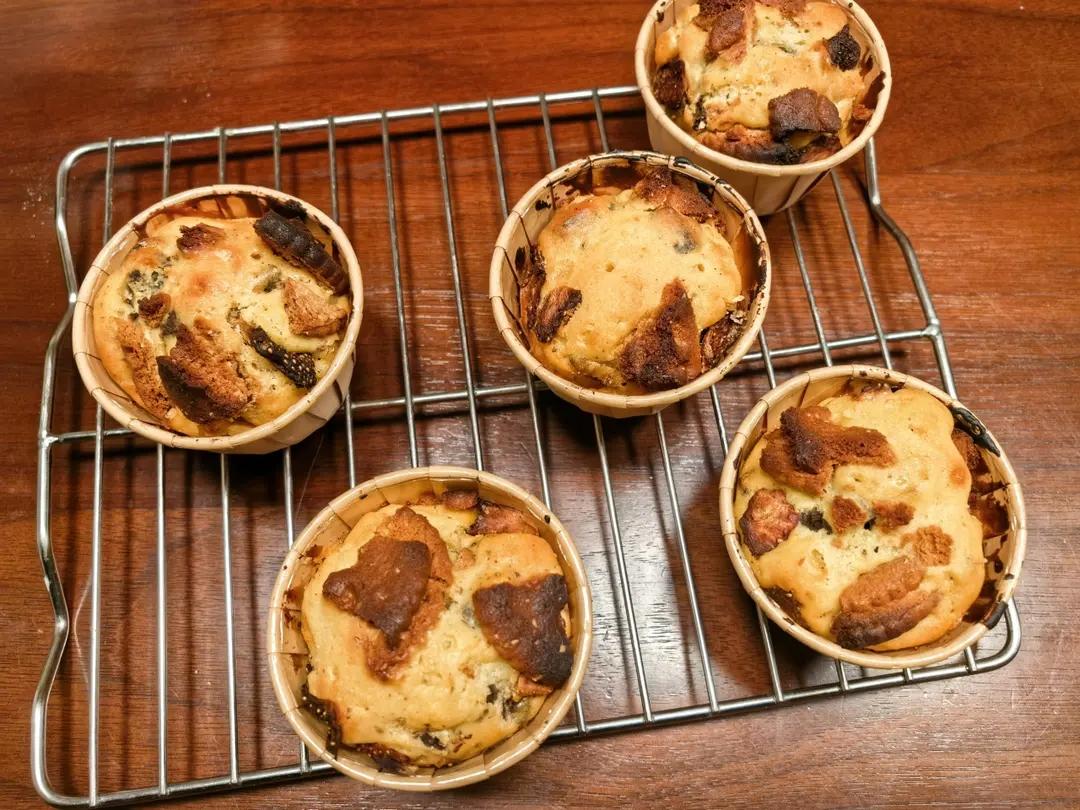 白巧奥利奥草莓马芬蛋糕