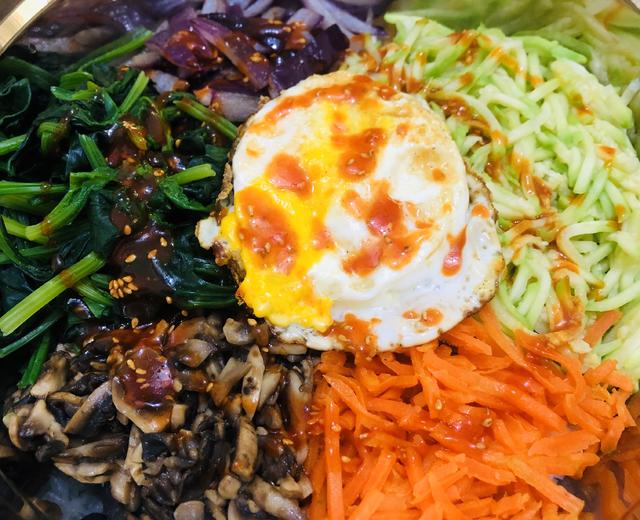 疫情期间超级简单and不太标准的🌶️韩式拌饭🍚有啥菜放啥菜也同样好吃鸭😋的做法