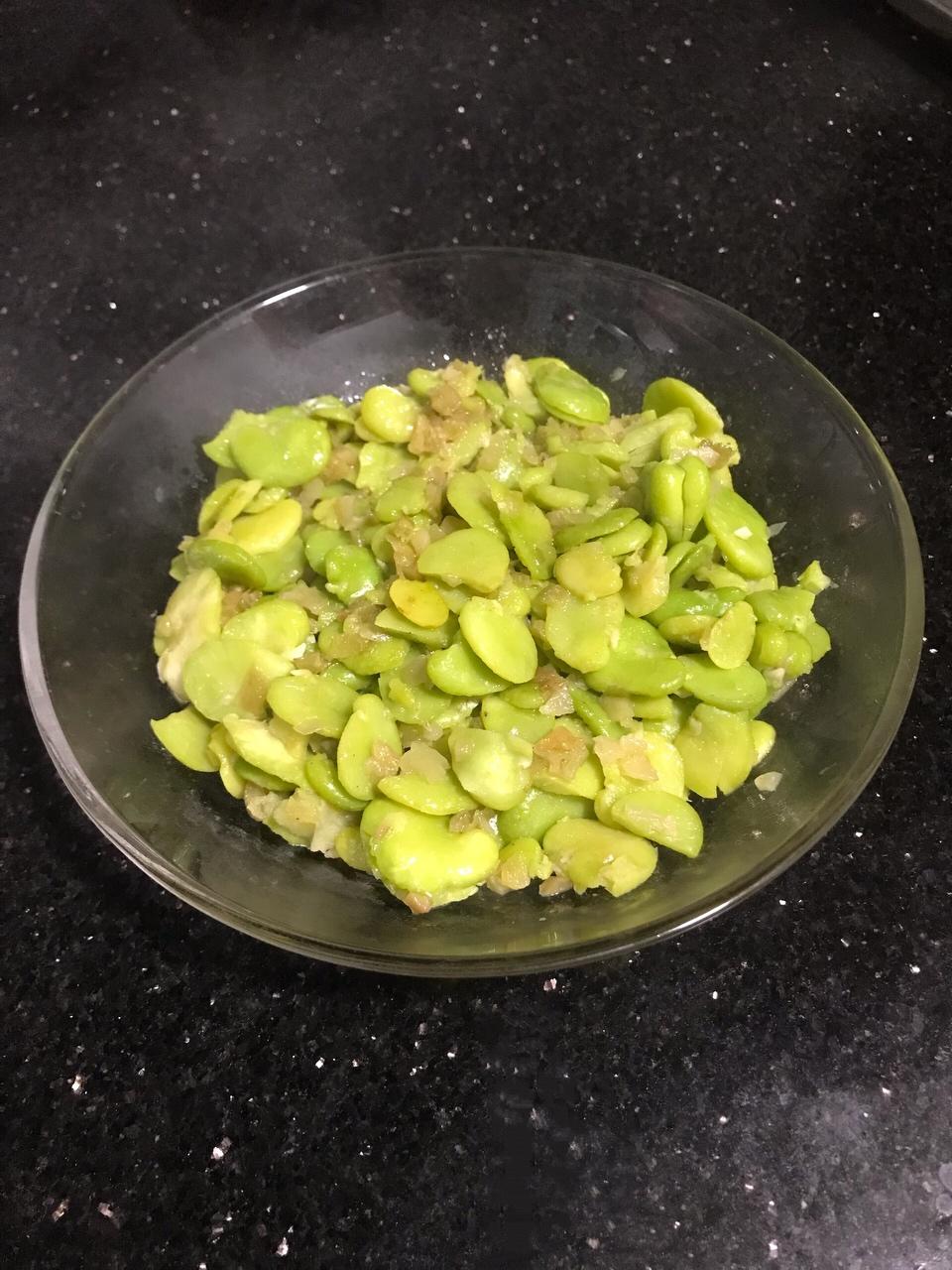 新鲜的蚕豆瓣炒榨菜