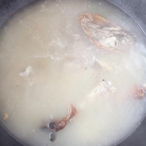 莲藕玉米鸭架汤的做法 步骤3