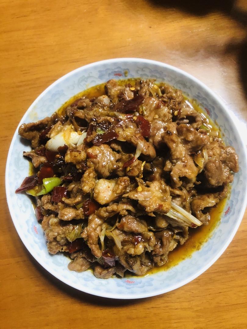 微辣、葱香浓郁，羊肉香嫩不膻的葱爆羊肉丨3分钟出锅好吃的连葱都不剩