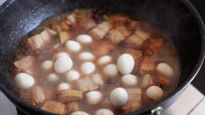 加了鹌鹑蛋后，这盘红烧肉，美味的逆天啦——鹌鹑蛋烧肉（孔瑶食谱）的做法 步骤10