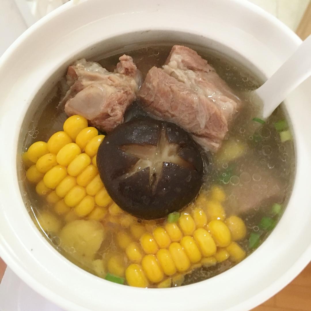 包子mim做的玉米香菇排骨汤