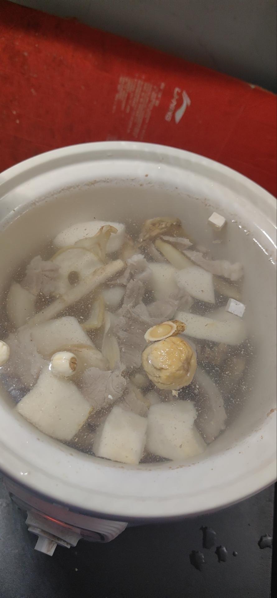 煲靓汤还得是广东人！润喉又润肺，好好喝海底椰雪梨沙参玉竹汤