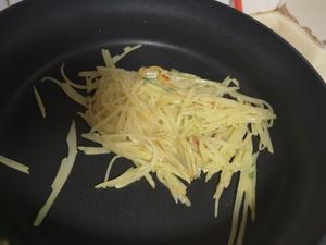 韭菜炒土豆丝的做法 步骤5